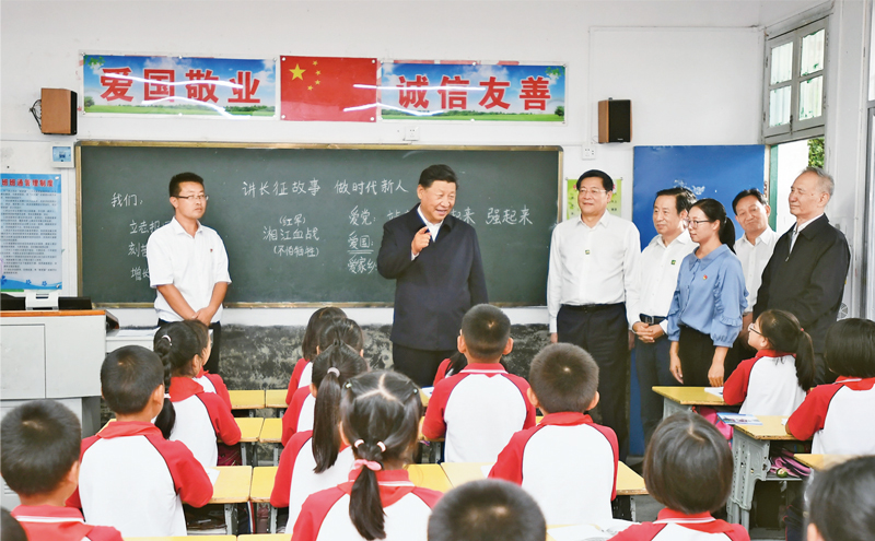 2020年9月16日至18日，中共中央總書記、國(guó)家主席、中央軍委主席習(xí)近平在湖南考察。這是16日下午，習(xí)近平在郴州市汝城縣文明瑤族鄉(xiāng)第一片小學(xué)，同正在上思政課的同學(xué)們親切交流。 新華社記者 謝環(huán)馳/攝