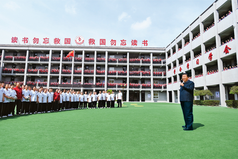 2021年9月13日至14日，中共中央總書記、國(guó)家主席、中央軍委主席習(xí)近平在陜西省榆林市考察。這是14日上午，習(xí)近平在綏德實(shí)驗(yàn)中學(xué)考察時(shí)，同師生親切交流。 新華社記者 謝環(huán)馳/攝